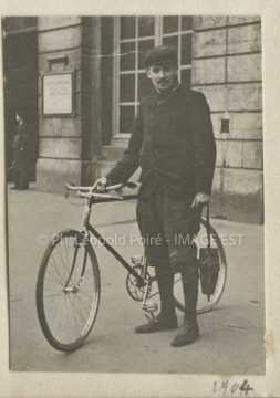Homme tenant une bicyclette (Nancy)